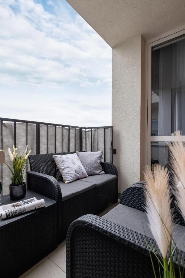 Osiedle Avia Harmonious Apartment With Balcony & Parking Cracow By Renters Prestige Krakau Exterior foto